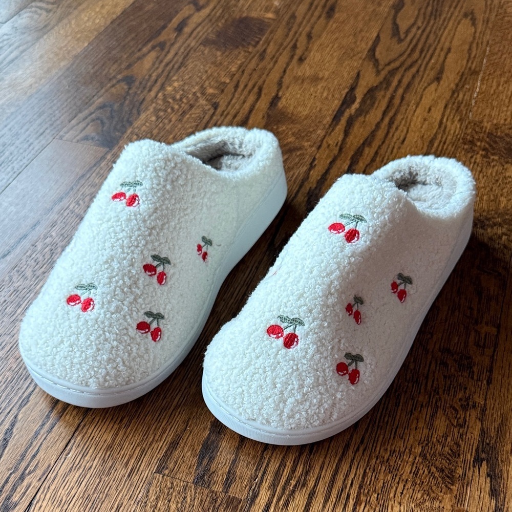 MIA Women 8 Fleece Cherry Embroidered Slippers Loungewear Casual